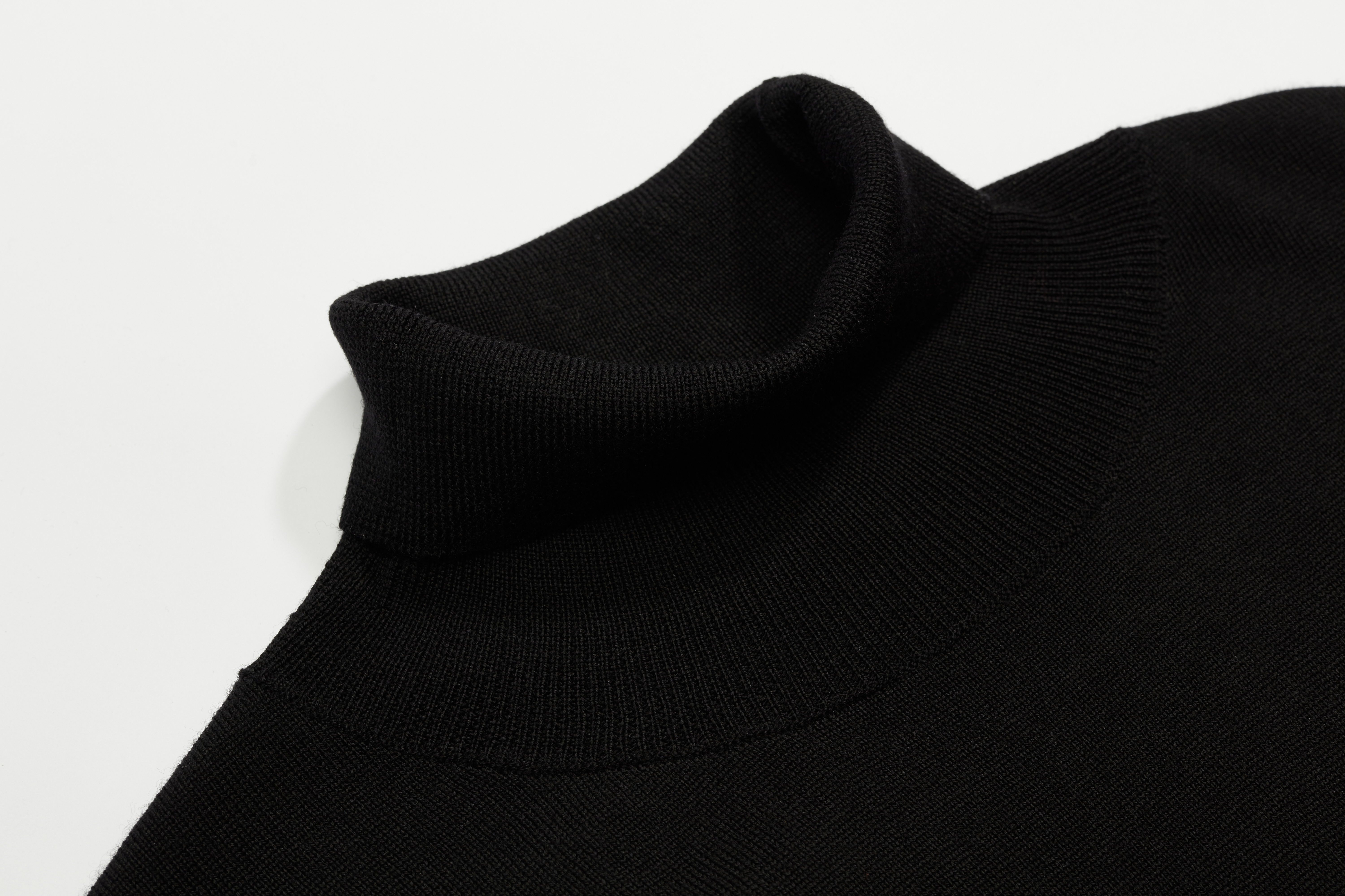 PULL COL ROULÉ EN PURE LAINE POUR HOMMES